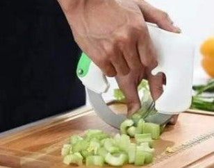 Rolling pizza cutter
